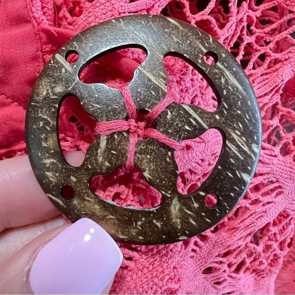 NWT Le Moda Coral Summer Mesh Wooden Button Closire Top, Small - Picture 4 of 6